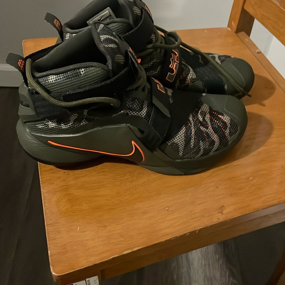Nike LeBron soldier desert camo color